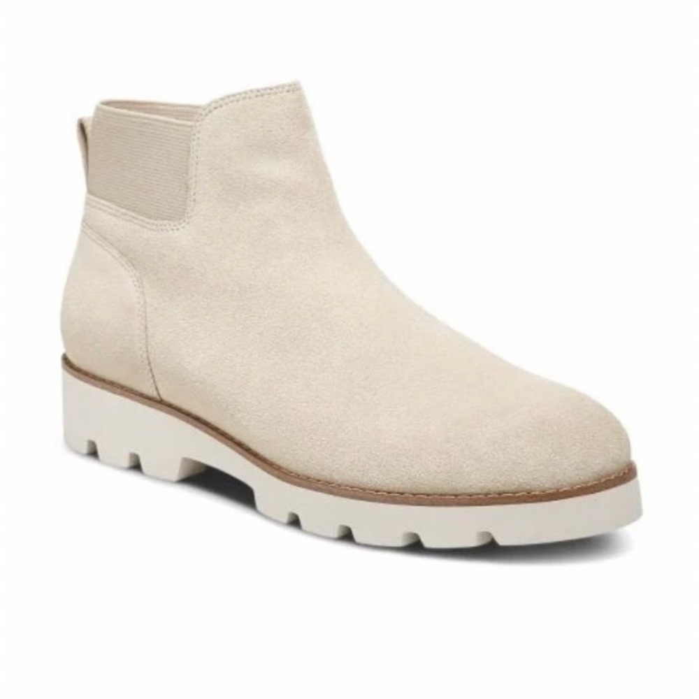Vionic Womens Brionie Cream Chelsea Boots Size 8.5 Medium (B, M)